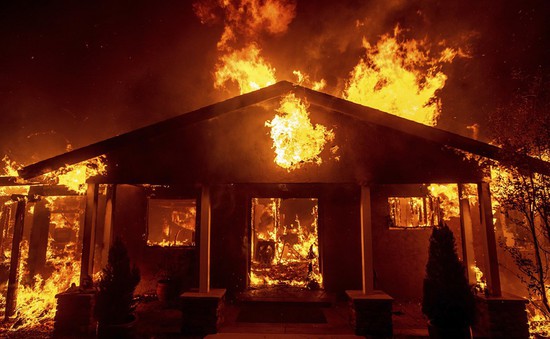 Cuộc sống tạm bợ của người dân sau vụ cháy rừng ở California, Mỹ