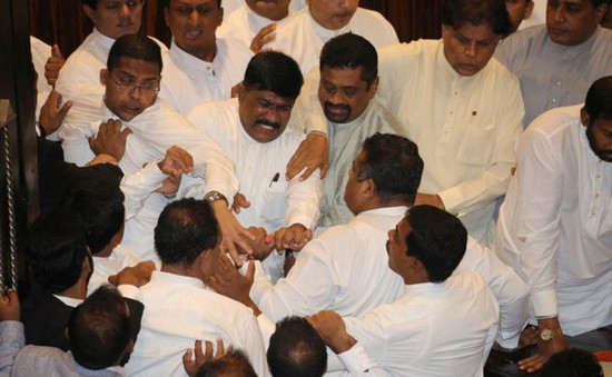 Nghị sĩ bất đồng ý kiến, nghị trường Sri Lanka biến thành võ đài