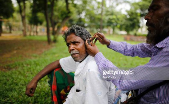 Nghề lấy ráy tai dạo ở Bangladesh có nguy cơ biến mất