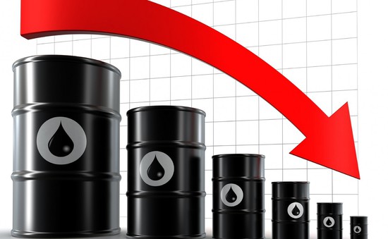 Giá dầu ngọt nhẹ Mỹ chạm mức thấp nhất 1 năm qua