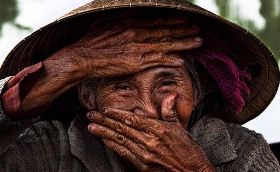 Cụ bà 78 tuổi có "nụ cười đẹp nhất thế giới" làm đại sứ thương hiệu cho Nhà Việt Nam Vinahouse
