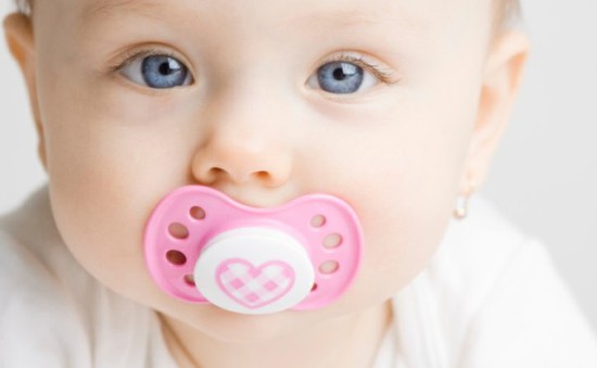 Làm sạch núm vú giả bằng miệng làm giảm nguy cơ dị ứng ở trẻ sơ sinh?
