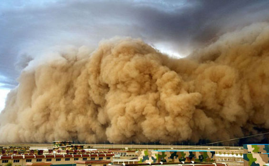 Bão cát như "sóng thần" tại Trung Quốc