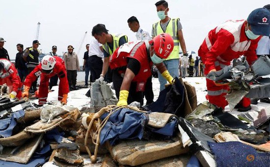 Indonesia kéo dài chiến dịch tìm kiếm nạn nhân máy bay rơi