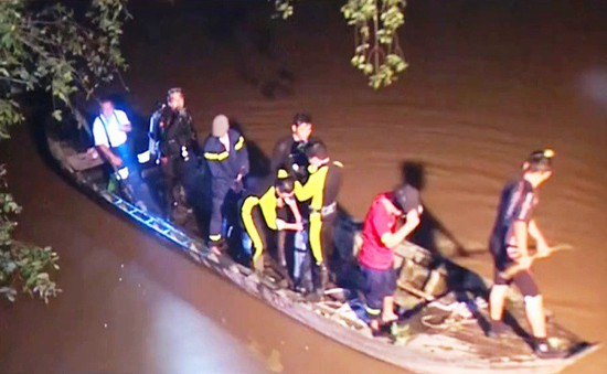 Vĩnh Long: Va quệt xe trên cầu, một bé gái rơi xuống sông mất tích