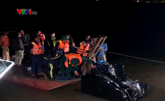 Trục vớt ô tô Mercedes lao từ cầu Chương Dương xuống sông Hồng, trong xe có 2 thi thể