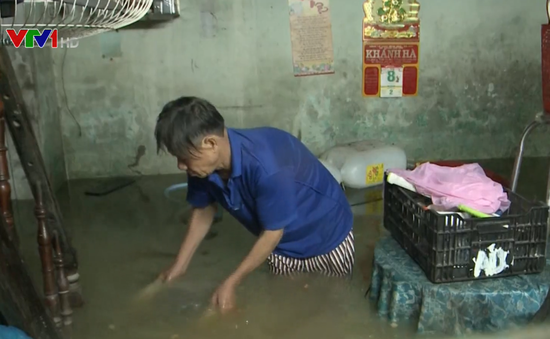 Mưa lớn kéo dài, người dân Đà Nẵng vật lộn với ngập lụt