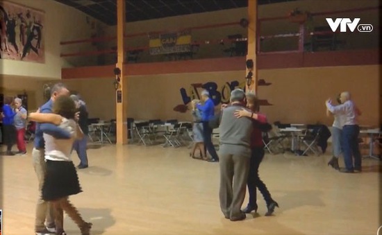 Lớp học nhảy Tango ở thành phố Madrid