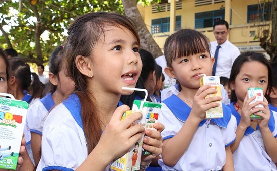 Sữa học đường Hà Nội: Giảm giá sữa có giảm chất lượng?
