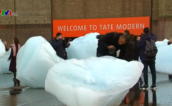 Anh trưng bày các khối băng nhằm chống biến đổi khí hậu