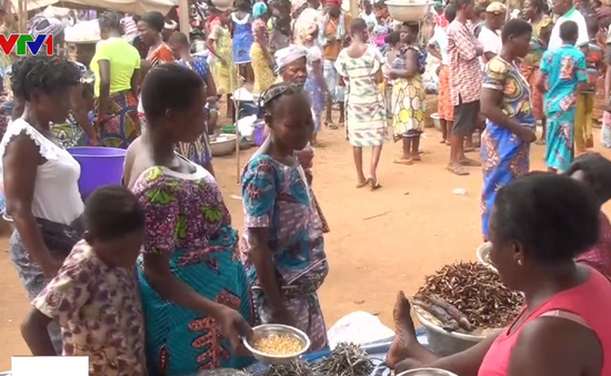 Trao đổi hàng hóa bằng thực phẩm tại khu chợ đổi đồ ở Togo