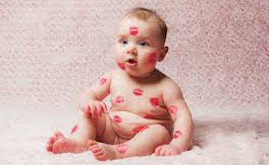Nguy cơ nhiễm khuẩn HP cho trẻ nhỏ từ nụ hôn, nhai mớm thức ăn