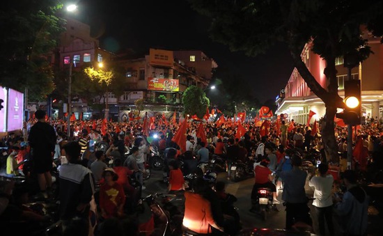 ĐT Việt Nam đặt một chân vào chung kết AFF Cup, CĐV đổ ra đường vui như trẩy hội