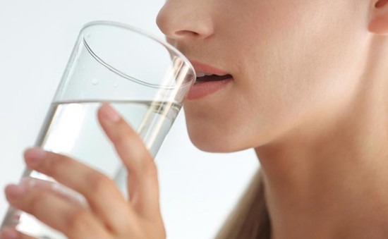 Uống nhiều nước giúp giảm nguy cơ viêm đường tiết niệu