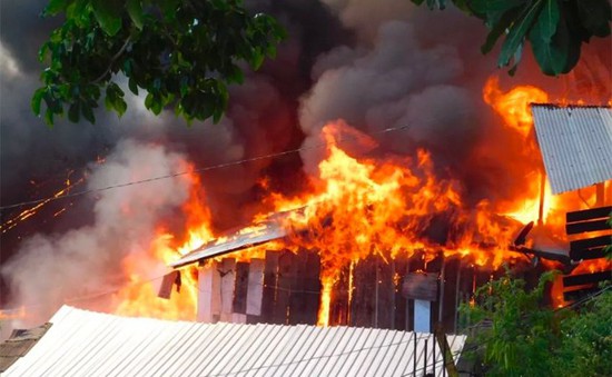Cháy lớn thiêu rụi 100 căn nhà ở Mexico