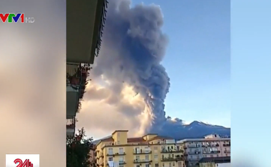 Núi lửa Etna phun trào khiến sân bay Italy tê liệt