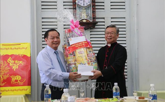 Bí thư Thành ủy Cần Thơ thăm Tòa Giám mục và cơ sở tôn giáo