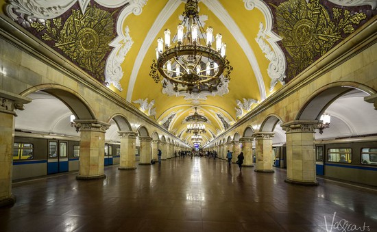 Bày bán biển báo ga tàu điện ngầm Moscow, Nga