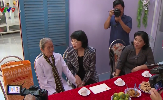 Phó Chủ tịch nước Đặng Thị Ngọc Thịnh tặng quà cho gia đình chính sách ở Trà Vinh