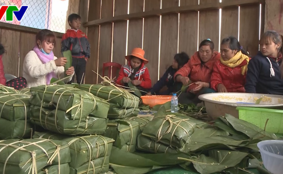 Bánh chưng xanh cho đồng bào nghèo vùng cao ở Kon Tum