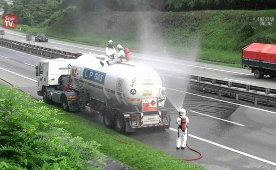 Trung Quốc: Cháy xe bồn trên cao tốc do rò khí gas