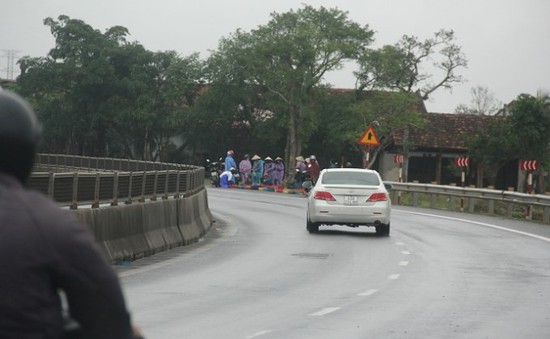 Cảnh báo nguy cơ tai nạn tại điểm đen cầu Gianh, Quảng Bình