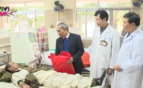 Khoảng 1.000 bệnh nhân ăn Tết tại Bệnh viện Bạch Mai được nhận quà
