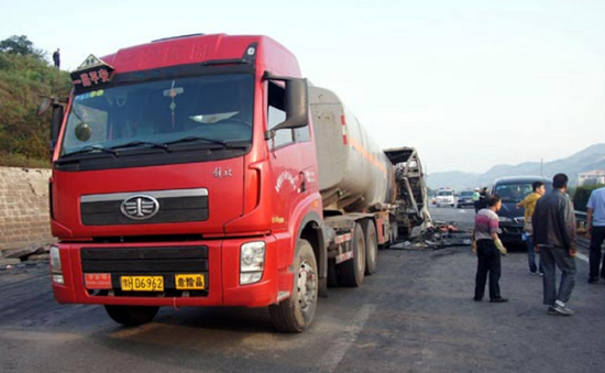 Tai nạn xe chở dầu tại Trung Quốc, 8 người bị thương