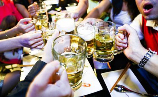 Tránh hệ lụy khi sử dụng rượu bia ngày Tết