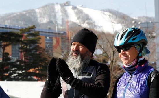 Bố mẹ đạp xe 1 năm từ Thụy Sĩ đến cổ vũ con thi đấu Olympic PyeongChang