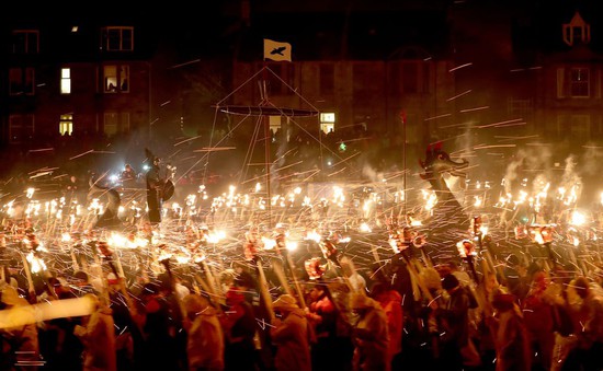 Kỳ thú lễ hội lửa truyền thống tại Scotland