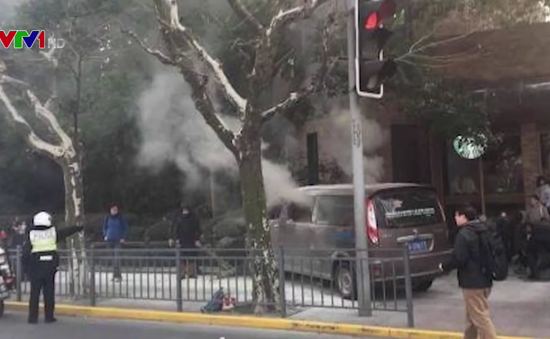 Xe ô tô lao vào người đi bộ ở Thượng Hải, 18 người bị thương
