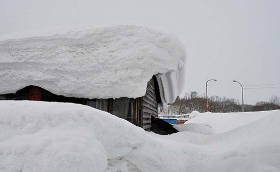 Tuyết dày bao phủ gây ảnh hưởng đến giao thông ở Nhật Bản