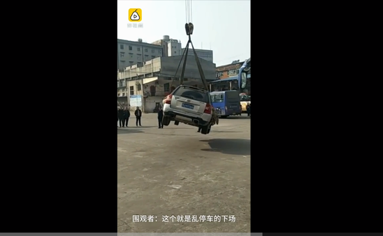 Trung Quốc: Cẩu xe lên... nóc nhà vì đỗ trái quy định
