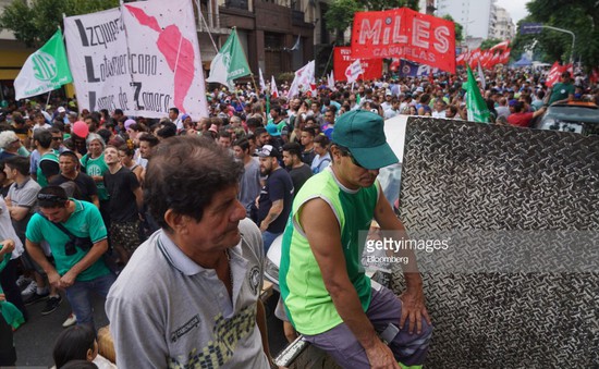 Tài xế xe tải tổ chức biểu tình, đường phố tại Argentina tê liệt