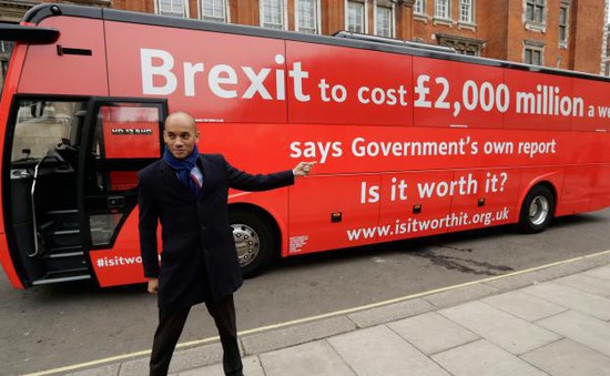 Xe bus vận động chống Brexit mắc kẹt tại London, Anh