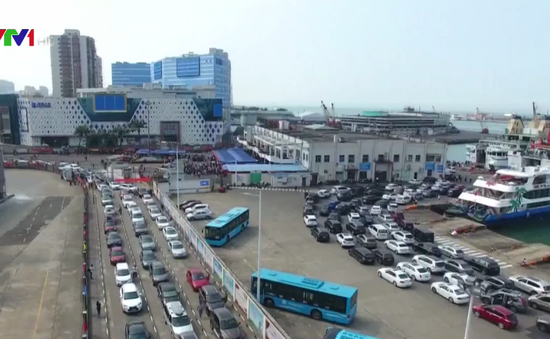 Hàng chục nghìn ô tô mắc kẹt khi chờ qua phà sau Tết ở Trung Quốc