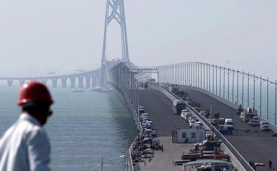 Trung Quốc hoàn thành đường hầm nối cầu xuyên biển dài nhất thế giới