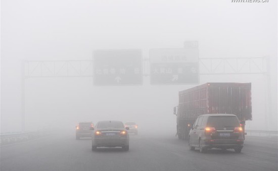 Sương mù dày đặc gây cản trở giao thông tại Trung Quốc