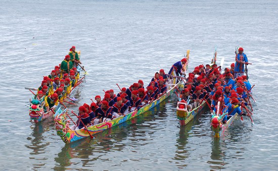 Độc đáo trang trí thuyền đua Tứ Linh ở Lý Sơn