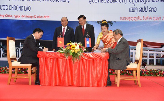Việt Nam – Lào ký biên bản bàn giao Trung tâm đào tạo cán bộ quản lý KH&CN