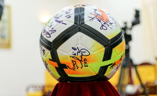Bắt đầu đấu giá quả bóng và chiếc áo ĐT U23 Việt Nam tặng Thủ tướng