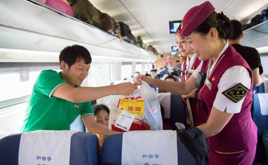 Trung Quốc triển khai dịch vụ giao đồ ăn trên tàu cao tốc