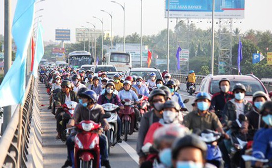 Tắc nghẽn đường đến ga Sài Gòn, nhiều hành khách bị trễ chuyến