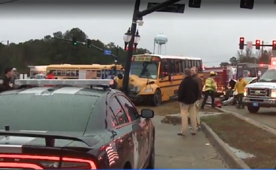 Mỹ: Xe bus chở học sinh va chạm xe minivan