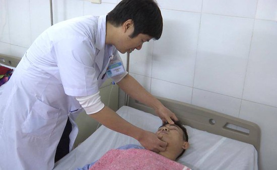 Cấp cứu các bệnh nhân trong vụ nổ tại huyện Yên Phong, tỉnh Bắc Ninh