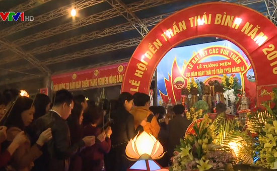Hàng ngàn du khách dự lễ khai hội đền Trần - Thái Bình