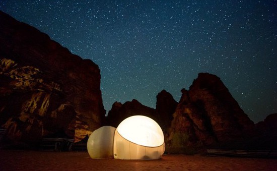 Trải nghiệm trong những ngôi nhà bong bóng tại sa mạc Wadi Rum