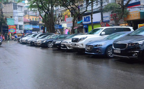 Thu hồi điểm đỗ xe trên phố Hòa Mã, Hà Nội