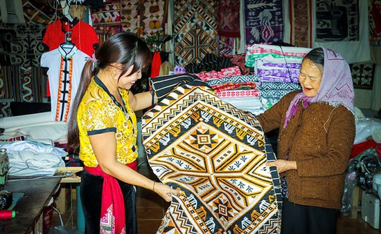 Tràn lan vải dệt công nghiệp trà trộn với thổ cẩm tại các khu du lịch